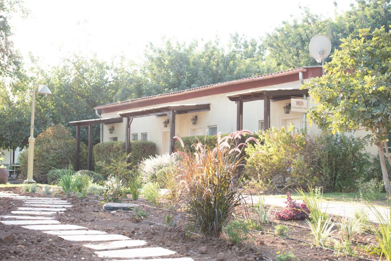 Kibbutz Tiratzvi - Country Lodging Tirat Zevi Exterior foto
